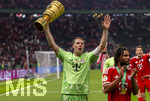 23.05.2026, Fussball DFB-Pokal 2025/2026, Finale, FC Bayern München - VfB Stuttgart, im Olympiastadion Berlin. FC Bayern feiert nach dem Sieg gegen Stuttgart bei ihren Fans den Pokalsieg. Torwart Manuel Neuer (FC Bayern München) mit dem Pokal 