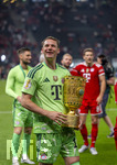 23.05.2026, Fussball DFB-Pokal 2025/2026, Finale, FC Bayern München - VfB Stuttgart, im Olympiastadion Berlin. FC Bayern feiert nach dem Sieg gegen Stuttgart bei ihren Fans den Pokalsieg. Torwart Manuel Neuer (FC Bayern München) mit dem Pokal 