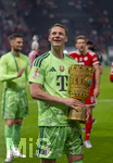 23.05.2026, Fussball DFB-Pokal 2025/2026, Finale, FC Bayern München - VfB Stuttgart, im Olympiastadion Berlin. FC Bayern feiert nach dem Sieg gegen Stuttgart bei ihren Fans den Pokalsieg. Torwart Manuel Neuer (FC Bayern München) mit dem Pokal 