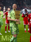 23.05.2026, Fussball DFB-Pokal 2025/2026, Finale, FC Bayern München - VfB Stuttgart, im Olympiastadion Berlin. FC Bayern feiert nach dem Sieg gegen Stuttgart bei ihren Fans den Pokalsieg. Torwart Manuel Neuer (FC Bayern München) mit dem Pokal 