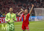 23.05.2026, Fussball DFB-Pokal 2025/2026, Finale, FC Bayern München - VfB Stuttgart, im Olympiastadion Berlin. FC Bayern feiert nach dem Sieg gegen Stuttgart bei ihren Fans den Pokalsieg. v.li: Torwart Sven Ulreich (FC Bayern München), Konrad Laimer (FC Bayern München) mit dem Kakadu.