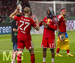23.05.2026, Fussball DFB-Pokal 2025/2026, Finale, FC Bayern München - VfB Stuttgart, im Olympiastadion Berlin. FC Bayern feiert nach dem Sieg gegen Stuttgart bei ihren Fans den Pokalsieg.  Michael Olise (FC Bayern München) mit Kopftuch. li: Konrad Laimer (FC Bayern München) mit dem Kakadu.