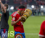 23.05.2026, Fussball DFB-Pokal 2025/2026, Finale, FC Bayern München - VfB Stuttgart, im Olympiastadion Berlin. FC Bayern feiert nach dem Sieg gegen Stuttgart bei ihren Fans den Pokalsieg. Luis Diaz (FC Bayern München) küsst den Pokal 
