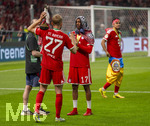 23.05.2026, Fussball DFB-Pokal 2025/2026, Finale, FC Bayern München - VfB Stuttgart, im Olympiastadion Berlin. FC Bayern feiert nach dem Sieg gegen Stuttgart bei ihren Fans den Pokalsieg.  Michael Olise (FC Bayern München) mit Kopftuch. li: Konrad Laimer (FC Bayern München) mit dem Kakadu.