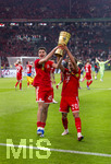 23.05.2026, Fussball DFB-Pokal 2025/2026, Finale, FC Bayern München - VfB Stuttgart, im Olympiastadion Berlin. FC Bayern feiert nach dem Sieg gegen Stuttgart bei ihren Fans den Pokalsieg. von links:  Aleksandar Pavlovic (Bayern München) , Tom Bischof (Bayern München) mit dem Pokal.