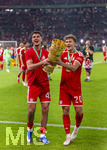 23.05.2026, Fussball DFB-Pokal 2025/2026, Finale, FC Bayern München - VfB Stuttgart, im Olympiastadion Berlin. FC Bayern feiert nach dem Sieg gegen Stuttgart bei ihren Fans den Pokalsieg. von links:  Aleksandar Pavlovic (Bayern München) , Tom Bischof (Bayern München) mit dem Pokal.