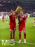 23.05.2026, Fussball DFB-Pokal 2025/2026, Finale, FC Bayern München - VfB Stuttgart, im Olympiastadion Berlin. FC Bayern feiert nach dem Sieg gegen Stuttgart bei ihren Fans den Pokalsieg. von links:  Aleksandar Pavlovic (Bayern München) , Tom Bischof (Bayern München) mit dem Pokal.