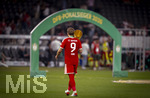 23.05.2026, Fussball DFB-Pokal 2025/2026, Finale, FC Bayern München - VfB Stuttgart, im Olympiastadion Berlin. FC Bayern feiert nach dem Sieg gegen Stuttgart bei ihren Fans den Pokalsieg. Harry Kane (FC Bayern München) geht mit dem Pokal geschultert über den Platz in die Kabine.