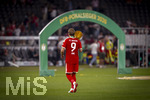 23.05.2026, Fussball DFB-Pokal 2025/2026, Finale, FC Bayern München - VfB Stuttgart, im Olympiastadion Berlin. FC Bayern feiert nach dem Sieg gegen Stuttgart bei ihren Fans den Pokalsieg. Harry Kane (FC Bayern München) geht mit dem Pokal geschultert über den Platz in die Kabine.