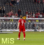 23.05.2026, Fussball DFB-Pokal 2025/2026, Finale, FC Bayern München - VfB Stuttgart, im Olympiastadion Berlin. FC Bayern feiert nach dem Sieg gegen Stuttgart bei ihren Fans den Pokalsieg. Harry Kane (FC Bayern München) geht mit dem Pokal geschultert über den Platz in die Kabine.
