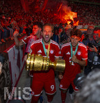 23.05.2026, Fussball DFB-Pokal 2025/2026, Finale, FC Bayern München - VfB Stuttgart, im Olympiastadion Berlin. FC Bayern feiert nach dem Sieg gegen Stuttgart bei ihren Fans den Pokalsieg. v.li: Aleksandar Pavlovic (Bayern München) , Harry Kane (FC Bayern München), Tom Bischof (Bayern München) bei den Fans in der Kurve.