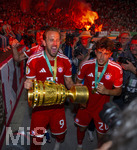 23.05.2026, Fussball DFB-Pokal 2025/2026, Finale, FC Bayern München - VfB Stuttgart, im Olympiastadion Berlin. FC Bayern feiert nach dem Sieg gegen Stuttgart bei ihren Fans den Pokalsieg. v.li: Aleksandar Pavlovic (Bayern München) , Harry Kane (FC Bayern München), Tom Bischof (Bayern München) bei den Fans in der Kurve.