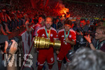 23.05.2026, Fussball DFB-Pokal 2025/2026, Finale, FC Bayern München - VfB Stuttgart, im Olympiastadion Berlin. FC Bayern feiert nach dem Sieg gegen Stuttgart bei ihren Fans den Pokalsieg. v.li: Aleksandar Pavlovic (Bayern München) , Harry Kane (FC Bayern München), Tom Bischof (Bayern München) bei den Fans in der Kurve.