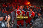 23.05.2026, Fussball DFB-Pokal 2025/2026, Finale, FC Bayern München - VfB Stuttgart, im Olympiastadion Berlin. FC Bayern feiert nach dem Sieg gegen Stuttgart bei ihren Fans den Pokalsieg. v.li: Aleksandar Pavlovic (Bayern München) , Harry Kane (FC Bayern München), Tom Bischof (Bayern München) bei den Fans in der Kurve.