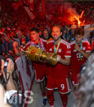 23.05.2026, Fussball DFB-Pokal 2025/2026, Finale, FC Bayern München - VfB Stuttgart, im Olympiastadion Berlin. FC Bayern feiert nach dem Sieg gegen Stuttgart bei ihren Fans den Pokalsieg. v.li: Aleksandar Pavlovic (Bayern München) , Harry Kane (FC Bayern München), Tom Bischof (Bayern München) bei den Fans in der Kurve.