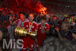 23.05.2026, Fussball DFB-Pokal 2025/2026, Finale, FC Bayern München - VfB Stuttgart, im Olympiastadion Berlin. FC Bayern feiert nach dem Sieg gegen Stuttgart bei ihren Fans den Pokalsieg. v.li: Aleksandar Pavlovic (Bayern München) , Harry Kane (FC Bayern München), Tom Bischof (Bayern München) bei den Fans in der Kurve.