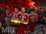 23.05.2026, Fussball DFB-Pokal 2025/2026, Finale, FC Bayern München - VfB Stuttgart, im Olympiastadion Berlin. FC Bayern feiert nach dem Sieg gegen Stuttgart bei ihren Fans den Pokalsieg. v.li: Aleksandar Pavlovic (Bayern München) , Harry Kane (FC Bayern München), Tom Bischof (Bayern München) bei den Fans in der Kurve.