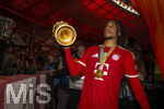 23.05.2026, Fussball DFB-Pokal 2025/2026, Finale, FC Bayern München - VfB Stuttgart, im Olympiastadion Berlin. FC Bayern feiert nach dem Sieg gegen Stuttgart bei ihren Fans den Pokalsieg. Michael Olise (FC Bayern München) mit dem Pokal bei den Fans.