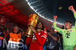 23.05.2026, Fussball DFB-Pokal 2025/2026, Finale, FC Bayern München - VfB Stuttgart, im Olympiastadion Berlin. FC Bayern feiert nach dem Sieg gegen Stuttgart bei ihren Fans den Pokalsieg. v.li: Michael Olise (FC Bayern München) mit dem Pokal, Torwart Jonas Urbig (FC Bayern München) 
