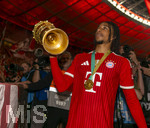 23.05.2026, Fussball DFB-Pokal 2025/2026, Finale, FC Bayern München - VfB Stuttgart, im Olympiastadion Berlin. FC Bayern feiert nach dem Sieg gegen Stuttgart bei ihren Fans den Pokalsieg. Michael Olise (FC Bayern München) mit dem Pokal bei den Fans.