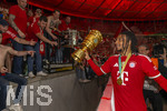 23.05.2026, Fussball DFB-Pokal 2025/2026, Finale, FC Bayern München - VfB Stuttgart, im Olympiastadion Berlin. FC Bayern feiert nach dem Sieg gegen Stuttgart bei ihren Fans den Pokalsieg. Michael Olise (FC Bayern München) mit dem Pokal bei den Fans. 