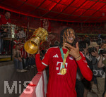 23.05.2026, Fussball DFB-Pokal 2025/2026, Finale, FC Bayern München - VfB Stuttgart, im Olympiastadion Berlin. FC Bayern feiert nach dem Sieg gegen Stuttgart bei ihren Fans den Pokalsieg. Michael Olise (FC Bayern München) mit dem Pokal bei den Fans. 