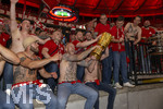 23.05.2026, Fussball DFB-Pokal 2025/2026, Finale, FC Bayern München - VfB Stuttgart, im Olympiastadion Berlin. FC Bayern feiert nach dem Sieg gegen Stuttgart bei ihren Fans den Pokalsieg. Fans mit dem pokal 