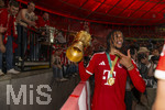 23.05.2026, Fussball DFB-Pokal 2025/2026, Finale, FC Bayern München - VfB Stuttgart, im Olympiastadion Berlin. FC Bayern feiert nach dem Sieg gegen Stuttgart bei ihren Fans den Pokalsieg. Michael Olise (FC Bayern München) mit dem Pokal bei den Fans. 