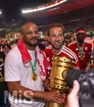 23.05.2026, Fussball DFB-Pokal 2025/2026, Finale, FC Bayern München - VfB Stuttgart, im Olympiastadion Berlin. FC Bayern feiert nach dem Sieg gegen Stuttgart bei ihren Fans den Pokalsieg. von links:  Trainer Vincent Kompany (FC Bayern München) und Harry Kane (FC Bayern München) mit dem Pokal.