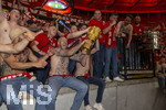 23.05.2026, Fussball DFB-Pokal 2025/2026, Finale, FC Bayern München - VfB Stuttgart, im Olympiastadion Berlin. FC Bayern feiert nach dem Sieg gegen Stuttgart bei ihren Fans den Pokalsieg. Fans mit dem pokal 