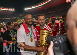 23.05.2026, Fussball DFB-Pokal 2025/2026, Finale, FC Bayern München - VfB Stuttgart, im Olympiastadion Berlin. FC Bayern feiert nach dem Sieg gegen Stuttgart bei ihren Fans den Pokalsieg. von links:  Trainer Vincent Kompany (FC Bayern München) und Harry Kane (FC Bayern München) mit dem Pokal.
