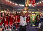 23.05.2026, Fussball DFB-Pokal 2025/2026, Finale, FC Bayern München - VfB Stuttgart, im Olympiastadion Berlin. FC Bayern feiert nach dem Sieg gegen Stuttgart bei ihren Fans den Pokalsieg. Trainer Vincent Kompany (FC Bayern München) reckt stolz den pokal in die Höhe.