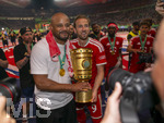 23.05.2026, Fussball DFB-Pokal 2025/2026, Finale, FC Bayern München - VfB Stuttgart, im Olympiastadion Berlin. FC Bayern feiert nach dem Sieg gegen Stuttgart bei ihren Fans den Pokalsieg. von links:  Trainer Vincent Kompany (FC Bayern München) und Harry Kane (FC Bayern München) mit dem Pokal.