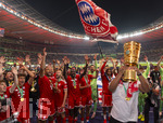 23.05.2026, Fussball DFB-Pokal 2025/2026, Finale, FC Bayern München - VfB Stuttgart, im Olympiastadion Berlin. FC Bayern feiert nach dem Sieg gegen Stuttgart bei ihren Fans den Pokalsieg. Trainer Vincent Kompany (FC Bayern München) reckt stolz den pokal in die Höhe. li:L Tom Bischof (Bayern München), Jonathan Tah (FC Bayern München), Konrad Laimer (FC Bayern München), Dayot Upamecano (FC Bayern München), Aleksandar Pavlovic (Bayern München) , Torwart Sven Ulreich (FC Bayern München), 
