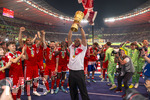 23.05.2026, Fussball DFB-Pokal 2025/2026, Finale, FC Bayern München - VfB Stuttgart, im Olympiastadion Berlin. FC Bayern feiert nach dem Sieg gegen Stuttgart bei ihren Fans den Pokalsieg. Trainer Vincent Kompany (FC Bayern München) reckt stolz den pokal in die Höhe. li:L Tom Bischof (Bayern München), Jonathan Tah (FC Bayern München), Konrad Laimer (FC Bayern München), Dayot Upamecano (FC Bayern München), Aleksandar Pavlovic (Bayern München) , Torwart Sven Ulreich (FC Bayern München), 