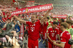 23.05.2026, Fussball DFB-Pokal 2025/2026, Finale, FC Bayern München - VfB Stuttgart, im Olympiastadion Berlin. Jubel bei den Bayern nach dem gewinn des DFB-Pokals, Harry Kane (FC Bayern München) mit Fanschal bei den Fans.