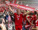 23.05.2026, Fussball DFB-Pokal 2025/2026, Finale, FC Bayern München - VfB Stuttgart, im Olympiastadion Berlin. Jubel bei den Bayern nach dem gewinn des DFB-Pokals, Harry Kane (FC Bayern München) mit Fanschal bei den Fans. 