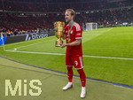23.05.2026, Fussball DFB-Pokal 2025/2026, Finale, FC Bayern München - VfB Stuttgart, im Olympiastadion Berlin. Jubel bei den Bayern nach dem Gewinn des DFB-Pokals, Harry Kane (FC Bayern München) präsentiert den Pokal.