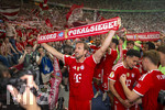 23.05.2026, Fussball DFB-Pokal 2025/2026, Finale, FC Bayern München - VfB Stuttgart, im Olympiastadion Berlin. Jubel bei den Bayern nach dem gewinn des DFB-Pokals, Harry Kane (FC Bayern München) mit Fanschal bei den Fans.