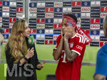 23.05.2026, Fussball DFB-Pokal 2025/2026, Finale, FC Bayern München - VfB Stuttgart, im Olympiastadion Berlin. Jubel bei den Bayern nach dem gewinn des DFB-Pokals, Luis Diaz (FC Bayern München) beim TV-Interview mit Fanschal auf dem Kopf.