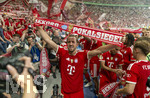 23.05.2026, Fussball DFB-Pokal 2025/2026, Finale, FC Bayern München - VfB Stuttgart, im Olympiastadion Berlin. Jubel bei den Bayern nach dem gewinn des DFB-Pokals, Harry Kane (FC Bayern München) mit Fanschal bei den Fans.
