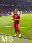 23.05.2026, Fussball DFB-Pokal 2025/2026, Finale, FC Bayern München - VfB Stuttgart, im Olympiastadion Berlin. Jubel bei den Bayern nach dem Gewinn des DFB-Pokals, Harry Kane (FC Bayern München) präsentiert den Pokal.