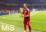 23.05.2026, Fussball DFB-Pokal 2025/2026, Finale, FC Bayern München - VfB Stuttgart, im Olympiastadion Berlin. Jubel bei den Bayern nach dem Gewinn des DFB-Pokals, Harry Kane (FC Bayern München) präsentiert den Pokal.
