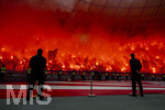 23.05.2026, Fussball DFB-Pokal 2025/2026, Finale, FC Bayern München - VfB Stuttgart, im Olympiastadion Berlin. Überdimensionale aber verbotene Pyrotechnik-Aktion im über den gesamten Bayern-Block, das gesamte Stadion wird daraufhin vernebelt und es kommt zur Spielunterbrechung. Zwei Ordner können nur untätig dabeistehen und zuschauen.
