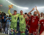 23.05.2026, Fussball DFB-Pokal 2025/2026, Finale, FC Bayern München - VfB Stuttgart, im Olympiastadion Berlin. Jubel bei den Bayern nach dem Gewinn des DFB-Pokals, v.li: Torwart Jonas Urbig (FC Bayern München), Torwart Manuel Neuer (FC Bayern München), Konrad Laimer (FC Bayern München) bei den Fans in der Kurve.