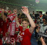 23.05.2026, Fussball DFB-Pokal 2025/2026, Finale, FC Bayern München - VfB Stuttgart, im Olympiastadion Berlin. Jubel bei den Bayern nach dem Gewinn des DFB-Pokals, Joshua Kimmich (FC Bayern München) feiert bei den Fans