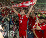 23.05.2026, Fussball DFB-Pokal 2025/2026, Finale, FC Bayern München - VfB Stuttgart, im Olympiastadion Berlin. Jubel bei den Bayern nach dem Gewinn des DFB-Pokals, Harry Kane (FC Bayern München) feiert mit Fanschal in der Bayern-Fankurve.