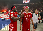 23.05.2026, Fussball DFB-Pokal 2025/2026, Finale, FC Bayern München - VfB Stuttgart, im Olympiastadion Berlin. Jubel bei den Bayern nach dem Gewinn des DFB-Pokals, v.li: Alphonso Davies (FC Bayern München) feiert mit Jamal Musiala (Bayern München) und bindet ihm ein Bayern-Tuch um den Kopf.