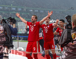 23.05.2026, Fussball DFB-Pokal 2025/2026, Finale, FC Bayern München - VfB Stuttgart, im Olympiastadion Berlin. Harry Kane (FC Bayern München) rennt beim Torjubel zum 3:0 direkt über die Bande zu den Fans. v.li: Harry Kane (FC Bayern München), Joshua Kimmich (FC Bayern München), Luis Diaz (FC Bayern München) 