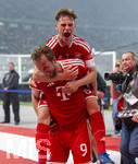 23.05.2026, Fussball DFB-Pokal 2025/2026, Finale, FC Bayern München - VfB Stuttgart, im Olympiastadion Berlin. Harry Kane (FC Bayern München) rennt beim Torjubel zum 3:0 direkt über die Bande zu den Fans. v.li: Harry Kane (FC Bayern München), Joshua Kimmich (FC Bayern München), 